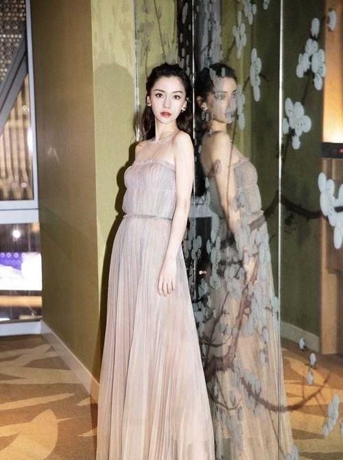  裙摆@Angelababy简直美得无可挑剔！卷发造型搭配薄纱连衣裙，优雅高贵
