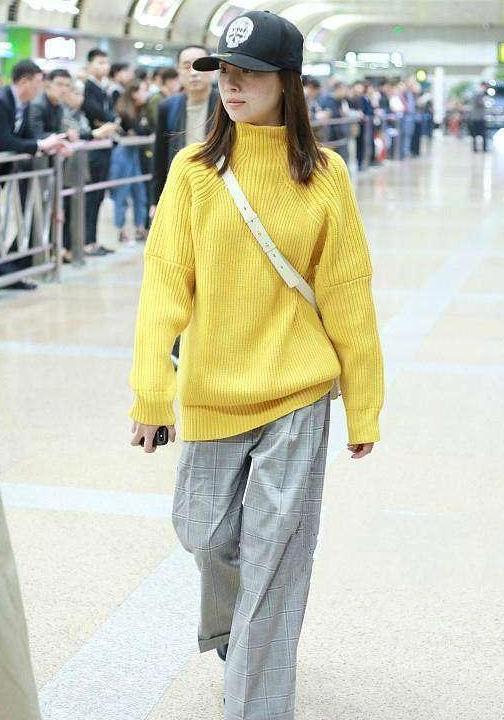 38岁董洁与42岁林心如, 同穿格子阔腿裤, 网友: 差别可真大!