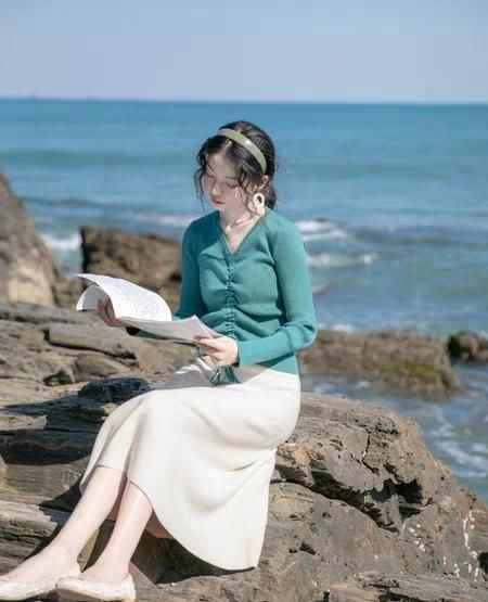  『女人味』卫衣配牛仔裤早过时了，针织衫+裙装成新宠，让你散发女人味