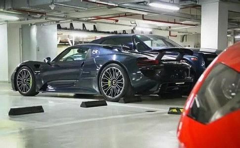 健林挤地铁被调侃微商全款提车,王思聪带狗坐