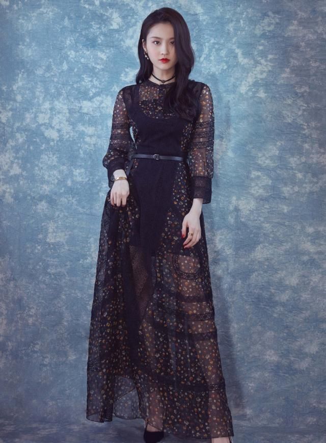 她出道就受张艺谋力捧，却因送礼送出祸，穿搭时尚美上天!