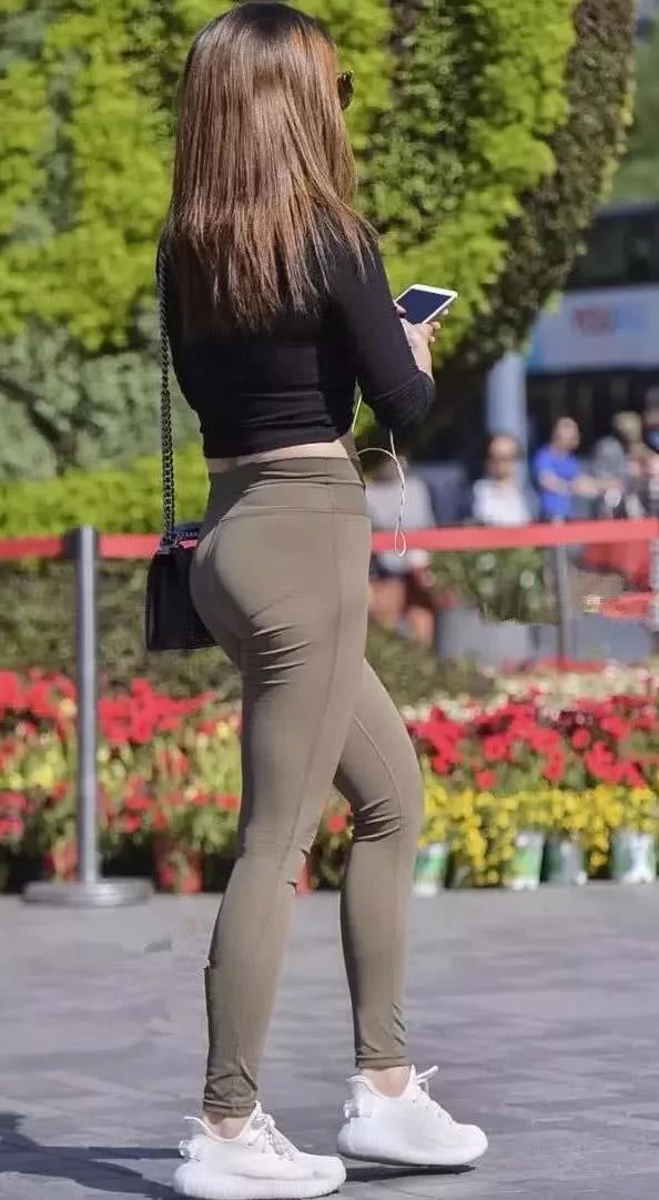 时尚辣妈深色紧身裤绷出肥硕的臀线，丰满的程度真不是小女生能比