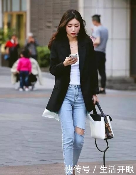  『气质』街拍美女：身材曼妙的的小姐姐，紧身牛仔裤穿搭，更有立体感！