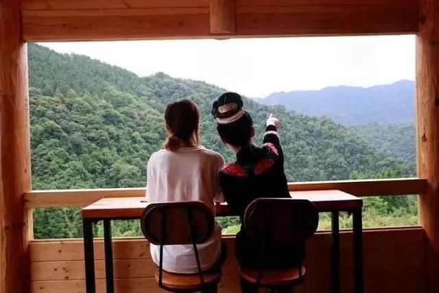  老桥@52岁的他为健康养老，跑大山里盖木屋，过上让人艳羡的生活