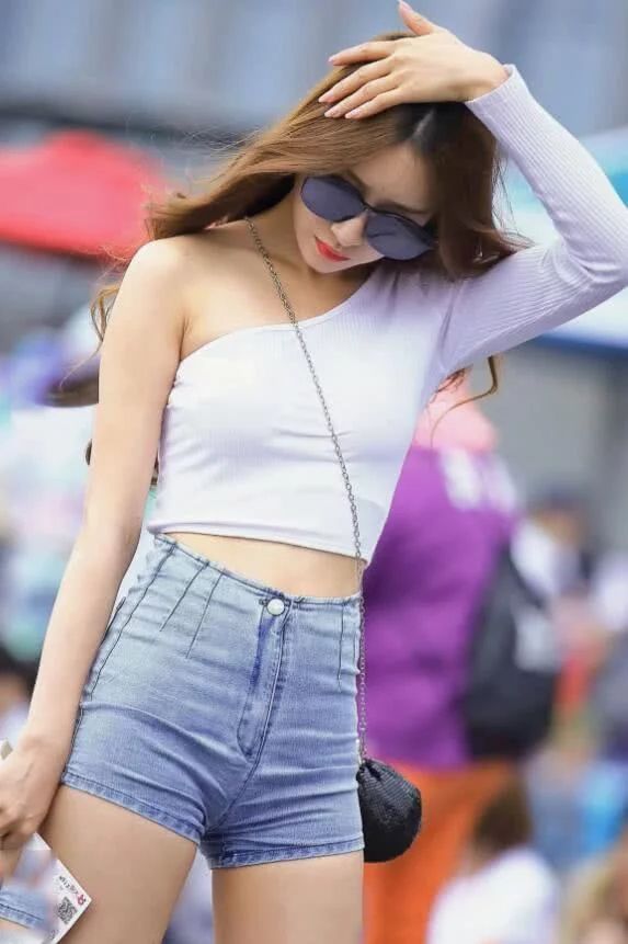 街拍:戴帽子的小姐姐单肩T恤,身材报表!