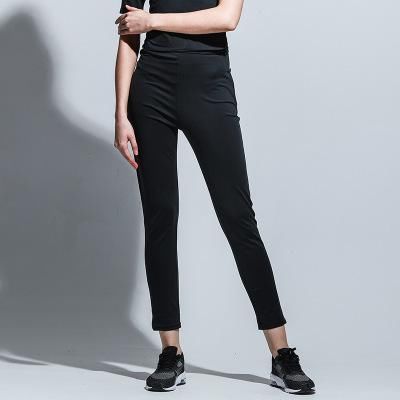 现在女人真开放，天天紧身上衣+紧身裤，凸显S型曲线，还真好看