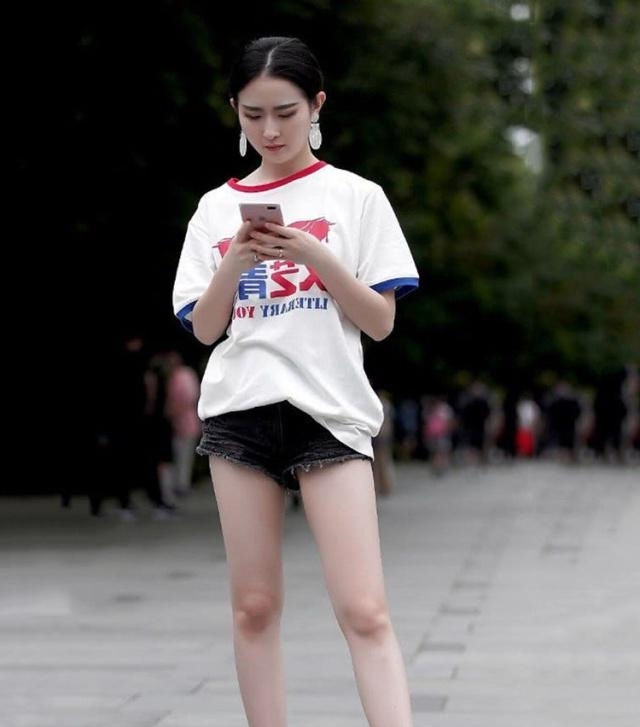  [热裤]路人街拍:精心搭配的热裤美女,散发出甜美气息