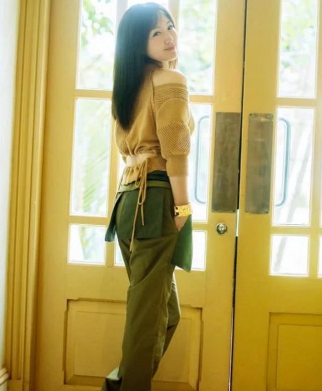 『看起来』杨钰莹个子虽小但敢穿！这种裤子也敢穿出门？款式大胆又时髦！