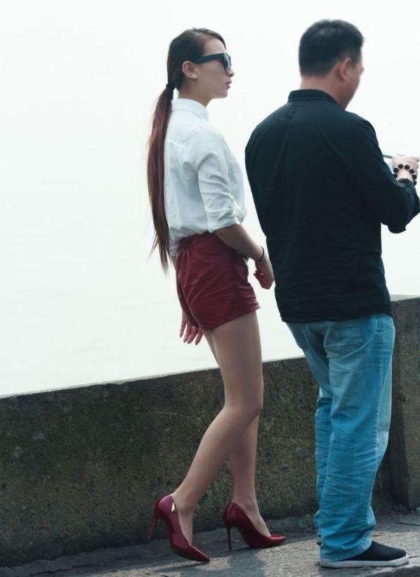 街拍:穿红色短裤,在湖边拍照玩耍的美腿女神