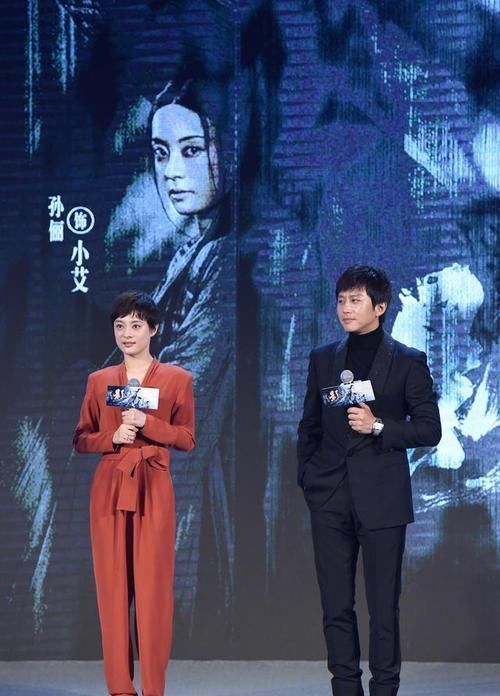  邓超：邓超彻底放飞自我一身豹纹掀起衣服玩二人转，孙俪笑得脸都红了