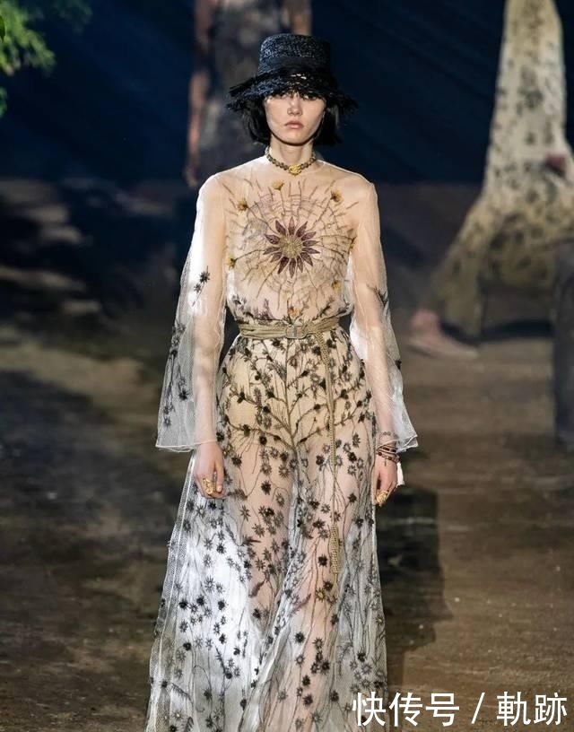  『花朵』2020开春 流行穿“开满花”的裙子，谁穿谁美！