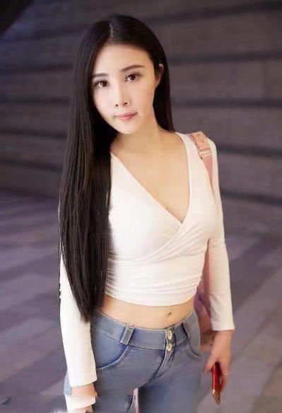 性感的小姐姐真空上阵紧身裤裹出浑圆饱满的曲线，风情万种