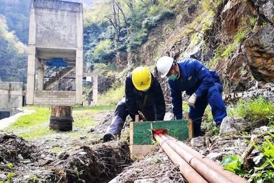  「假期」生活重启丨五一假期高温天 四川2.5万电力工人坚守一线保障供电