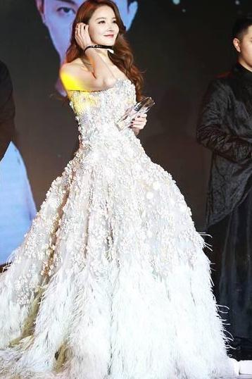 刘雨欣为了美太拼了，抹胸裙明艳动人，网友：上围好抢镜