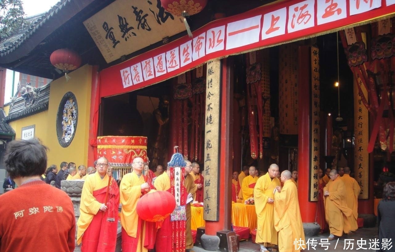 寺庙功德箱讲究多,开口朝上、朝前有何区别?老和尚道出背后秘密