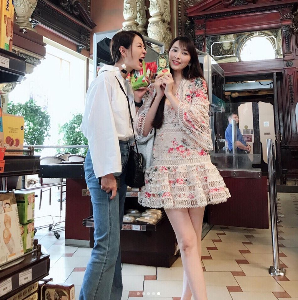 吴佩慈洋装出镜，与闺蜜合影白皙的大长腿成亮点