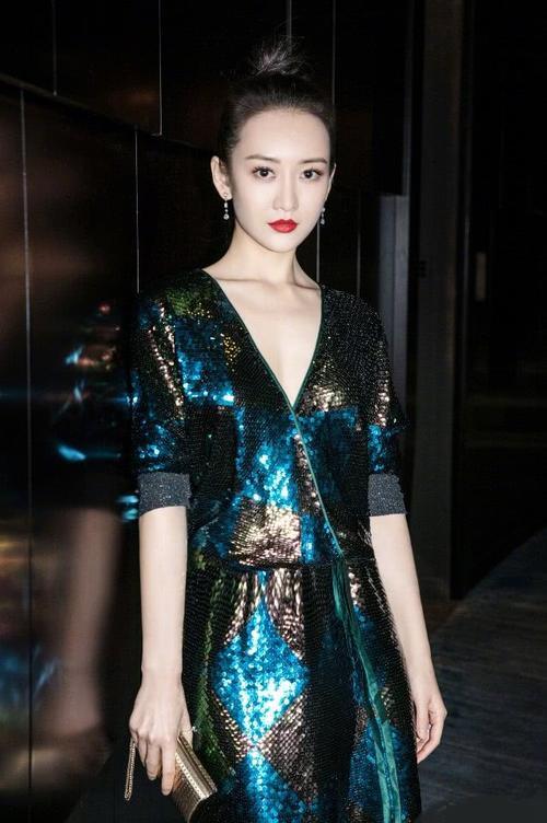 王鸥出席活动又美了，低胸V领长裙非常抢镜，性感女人味爆棚！