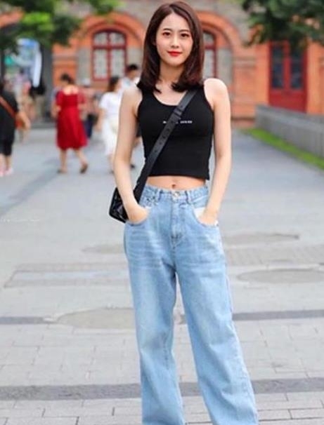 美女■街拍美女:身材高挑的小姐姐,简单搭配吊带裙,充满潇洒活力!