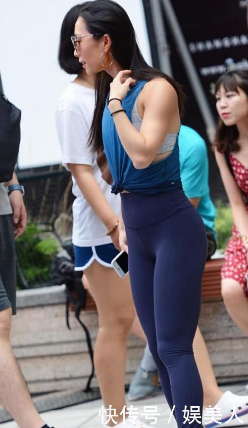  「尽显」街拍：花颜月貌的小姐姐，一件优雅连衣短裙，尽显完美的好身材