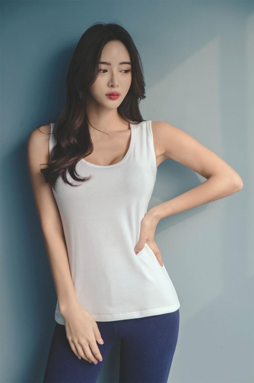 韩国美女身材高瘦长腿惹火，拍清新写真尽显性感曲线！