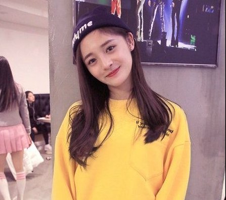 周洁琼弯腰手按胸口上防走光，网友:不捂着也没什么看头!