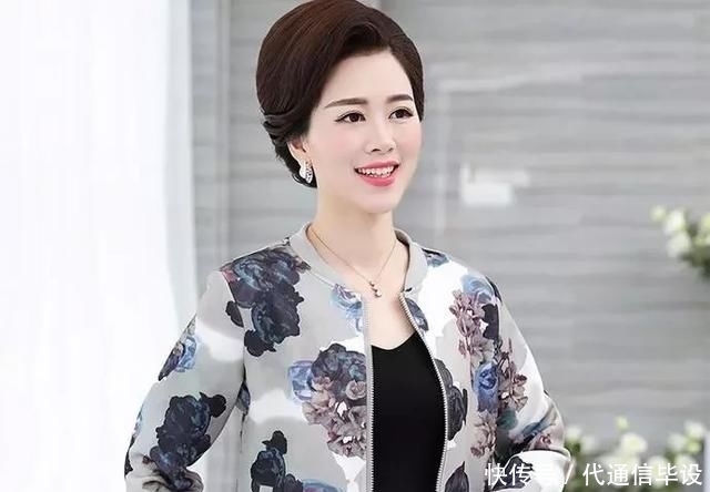 「女人」50岁女人别再穿妈妈装了,试试立体工艺T恤,时髦洋气又显嫩美