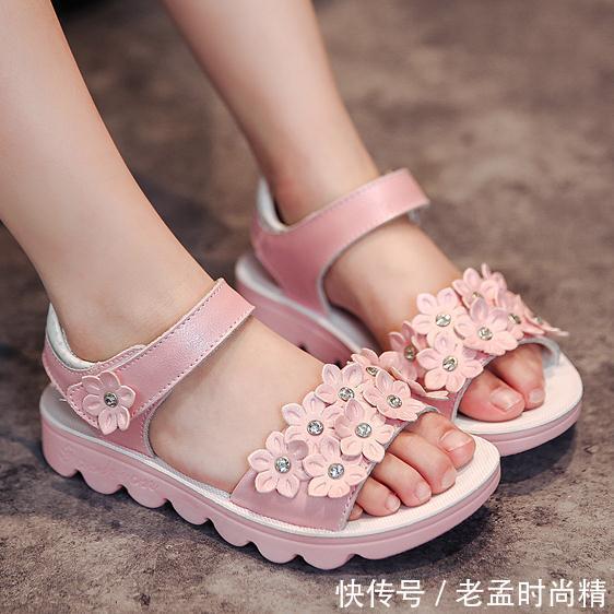 『贴心』一双凉鞋是妈妈贴心的礼物,让家里小公主的小脚丫更清爽舒适!