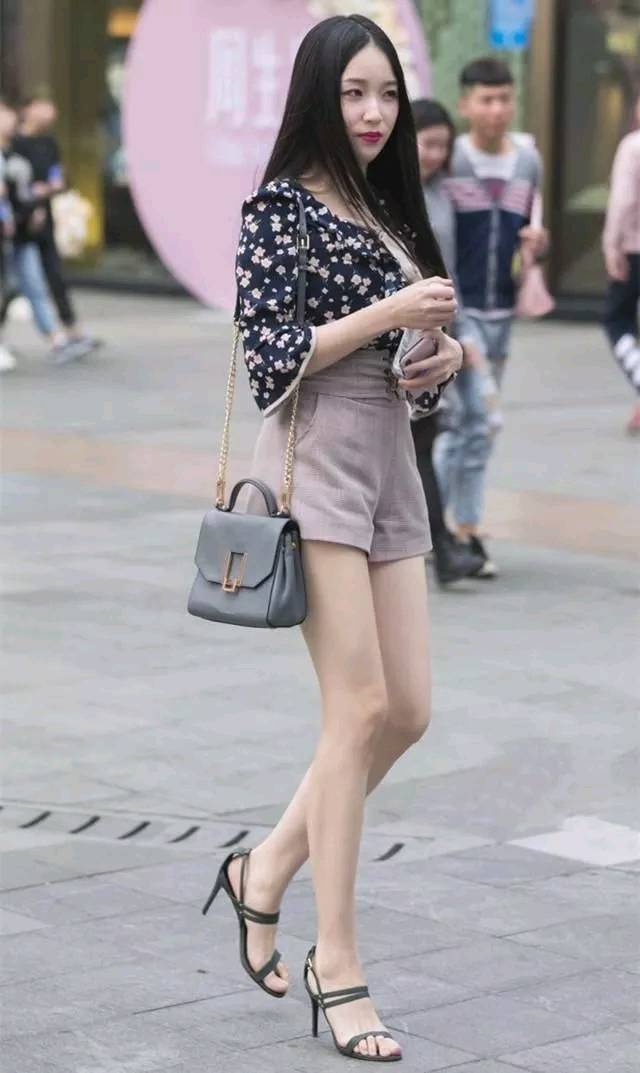 街拍：小姐姐独特温柔打扮整洁，初恋的味道！