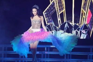 莫文蔚47岁太惊艳了！全身靠碎钻装饰遮住重点，网友：被秒到！