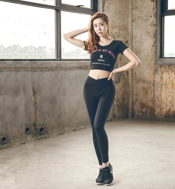 大方优雅的打底裤小姐姐，秀出完美腿型，太吸引人了！