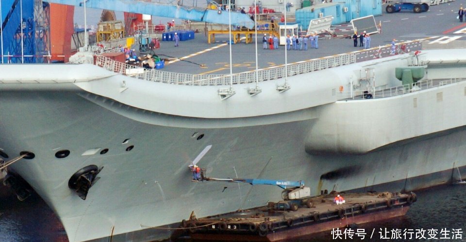 我国首艘国产航空母舰出坞