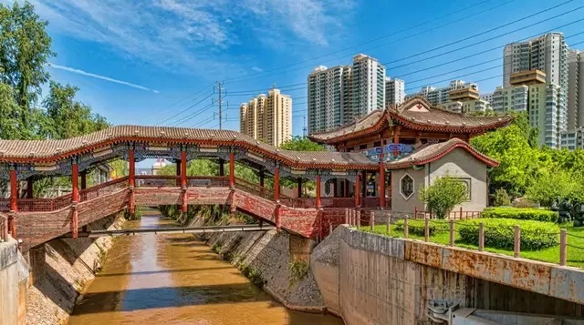 最穷二线城市：投资200亿挖穿黄河也要建地铁，如今建成创造奇迹