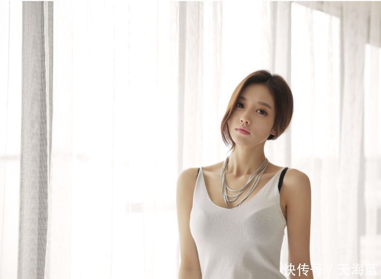 时尚街拍，身材曼妙的吊带美女，秀出优雅气质，这样才有感觉