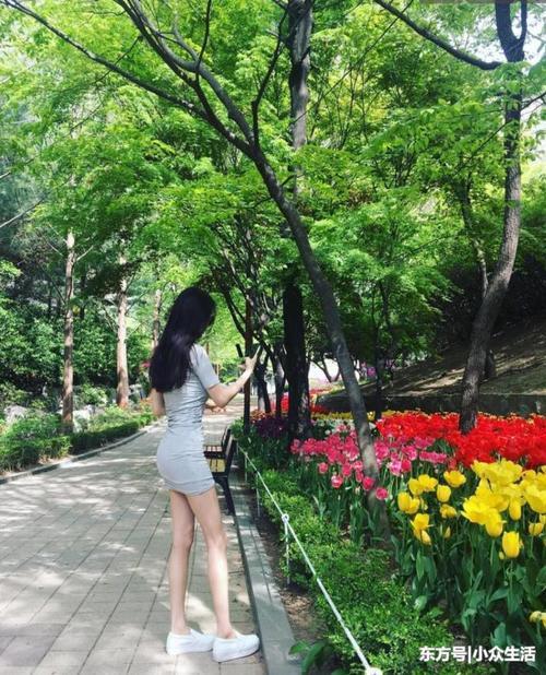 街拍：粉色紧身少女心真心是很难抵挡，小姐姐怎么穿都挡不住!