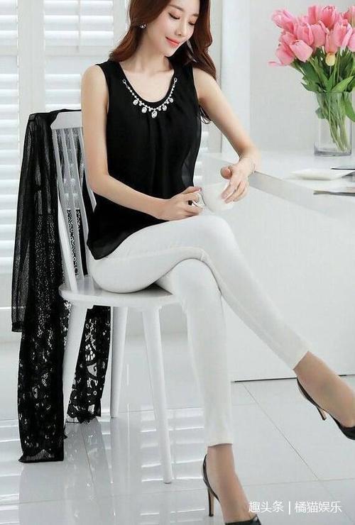 路人街拍，小姐姐穿吊带衫配紧身牛仔裤，身姿靓丽，气质出众！