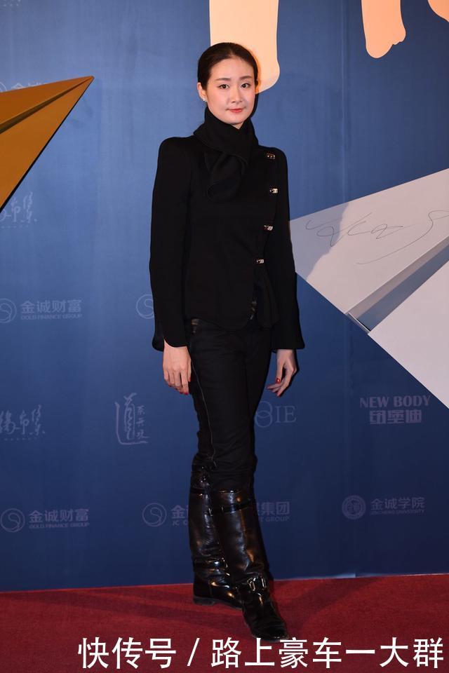  『王小蒙』原版“王小蒙”身材太好，黑色迷你蛋糕裙秀长腿，气质真不像村花