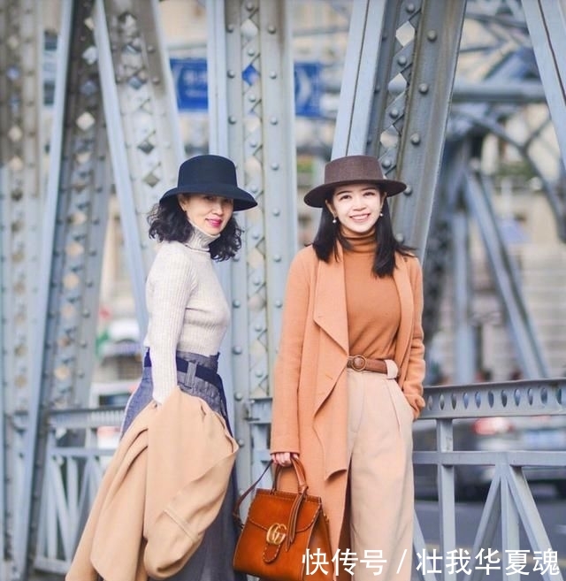 穿搭@50岁的女人别大衣配打底裤，学“三木母女”这样穿，优雅又时髦！