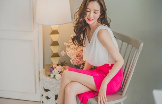 白色|李妍静,一件白色短袖配玫红色半身裙