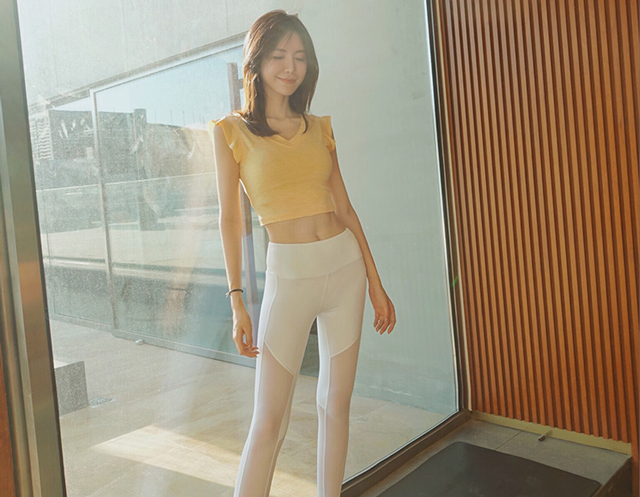 紧身打底裤小姐姐，显出时尚女神范，还非常美观时尚！