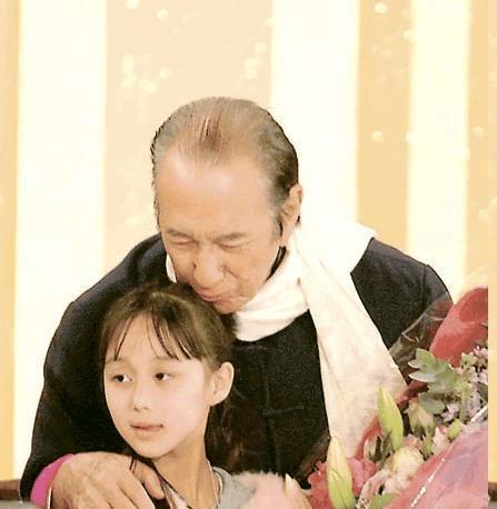 『何超欣』爸爸比自己老78岁,一出生就身家上百亿,如今19岁颜值超高