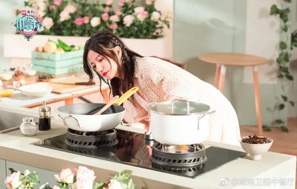 《中餐厅2》开播比起最早国民CP重聚，我更好奇赵薇舒淇在厨房足