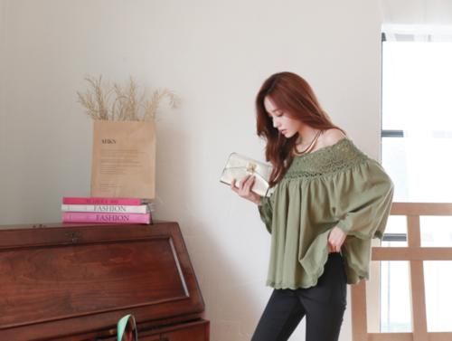 紧身裤|嫣然巧笑孙允珠暗绿色性感露肩透视雕花上衣修身显瘦紧身裤