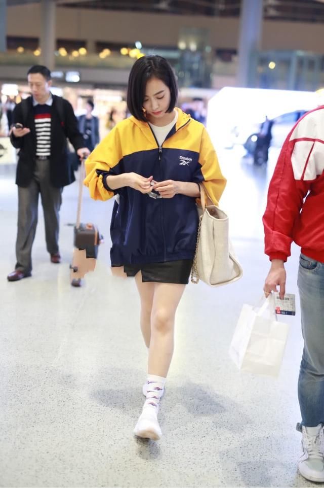 宋茜穿短裙秀美腿，坐下来的瞬间好尴尬！好歹也拿块布遮一遮吧？