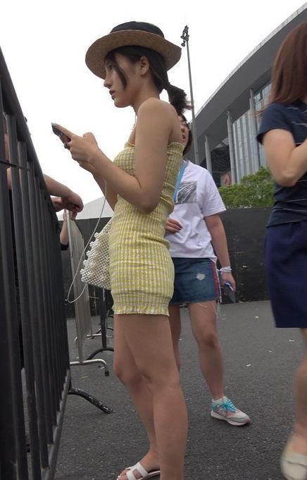 街拍:等公交的黄色包臀裙少女，坐宝马的命!