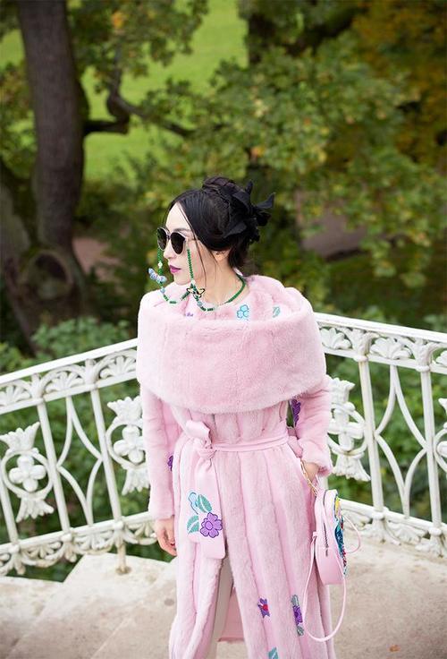 时装搭配·ifashion｜交叉十字的刺绣针法，清新的花朵漫落周身