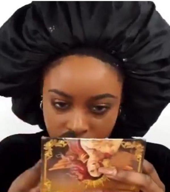 黑人美女带头套化妆，众人疑惑不解，取下来那一刻惊艳了