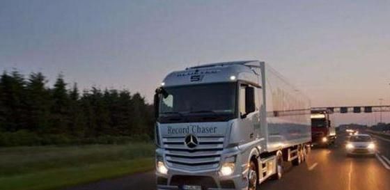  #牢记#夜间开车三下双闪是啥意思？开车千万要牢记这些灯语，后