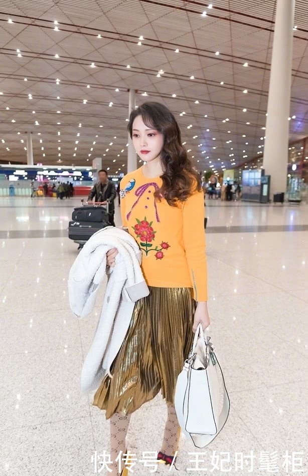 伊能静穿花衬衫出门，搭配牛仔裤显嫩20岁不止，网友：真有49岁吗