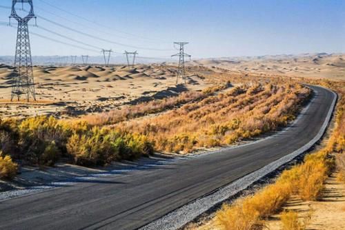  [宽达]最难修的沙漠公路，修建在流动沙丘上，绿化带宽达78米