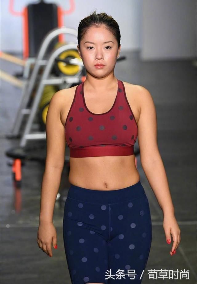 王菊首次登纽约时装秀，化淡妆很尴尬！终于见识“真面目”